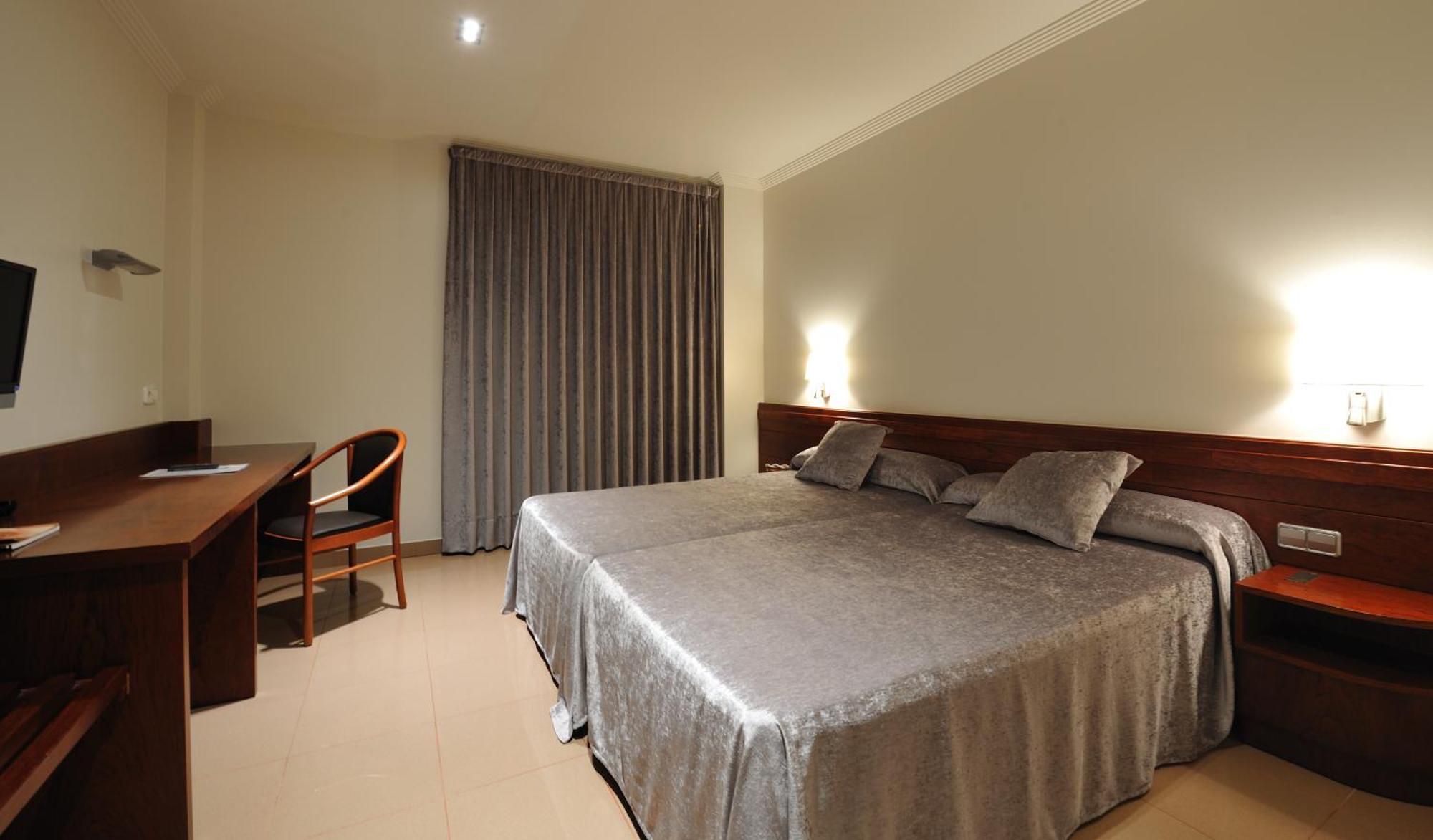 Hotel Els Noguers Манреса Екстериор снимка